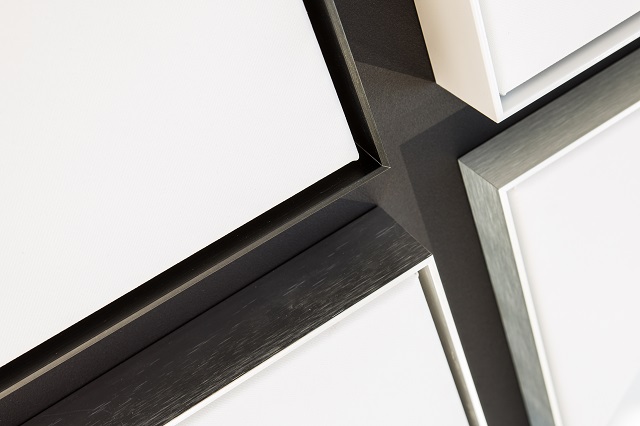 Schattenfuge mit weißer Leinwand