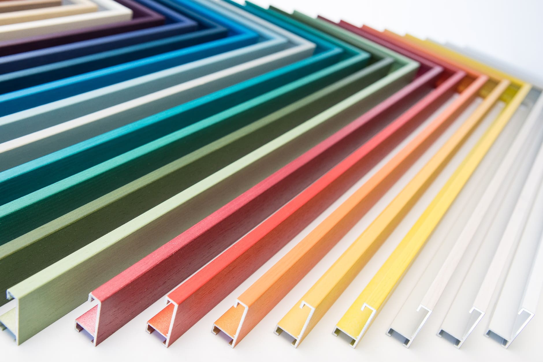 Bunte Aluminiumleisten holzfurniert